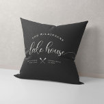 Cojín Decorativo Nombre de familia de la casa del lago moderna Guió<br><div class="desc">Guión moderno de cepillo de moda leyendo LAKE HOUSE junto a su nombre familiar en un diseño moderno basado en tipografía. Excelente almohada de decoración casera personalizado para su hogar lejos de casa. Tanto romántico como elegante, nuestra almohada neutra de carbón gris cuenta con un dulce ilustracion de canoa entre...</div>