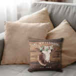 Cojín Decorativo Nombre de familia de las vacas rurales en las tier<br><div class="desc">Cojín decorativo de nombre de familia de la casa rural Highland Cow - almohada presenta una vaca de la región de Highland con una corona de flores sobre un fondo rústico de madera. Añada un toque de campo a cualquier habitación.</div>