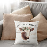 Cojín Decorativo Nombre de familia de las vacas rurales en las tier<br><div class="desc">Cojín decorativo de nombre de familia de la casa rural Highland Cow - almohada presenta una vaca de la región de Highland con una corona de flores sobre un fondo rústico de madera. Añada un toque de campo a cualquier habitación. Se muestra con un fondo de madera blanca. También disponible...</div>