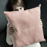 Cojín Decorativo Nombre de monograma de escritura femenina rosada R<br><div class="desc">Sencillo monogramado rosa rosa polvoriento moderno y nombre almohada de lanzamiento personalizada con un guión de moda blanca.</div>