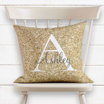 Cojín Decorativo Nombre del monograma de la aguja de la secuencia d<br><div class="desc">Elegante Monograma De La Secuencia De Oro Girar Con El Nombre Pillow. Esta almohada tierna y ondulada se puede personalizar con tu nombre inicial y de pila. Puede cambiar el color del texto y el estilo de fuente para seguir personalizar del diseño. ¡Perfecto para la habitación de una chica! ¿Desea...</div>