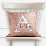 Cojín Decorativo Nombre del monograma de la aguja dorada del Rosa d<br><div class="desc">Elegante Monograma de Cuchillo de Oro Rosa de Cobre Girly Nombre Pillow. Esta almohada tierna y ondulada se puede personalizar con tu nombre inicial y de pila. Puede cambiar el color del texto y el estilo de fuente para seguir personalizar del diseño. ¡Perfecto para la habitación de una chica! ¿Desea...</div>