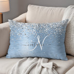 Cojín Decorativo Nombre del monograma del Purpurina plateado Metali<br><div class="desc">Personaliza fácilmente este diseño de almohadas de acento de moda a la moda,  con un purpurina brillante de bonito plateado sobre un fondo metálico de color azul.</div>