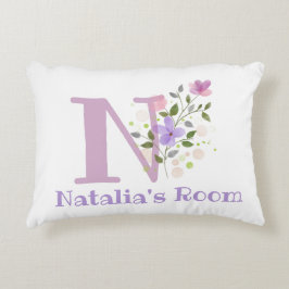 Cojín Decorativo Nombre e inicial en un diseño floral. Bonito