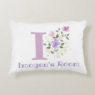 Cojín Decorativo Nombre e inicial en un diseño floral. Bonito