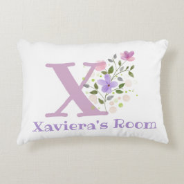 Cojín Decorativo Nombre e inicial en un diseño floral. Bonito