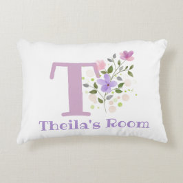 Cojín Decorativo Nombre e inicial en un diseño floral. Bonito