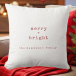 Cojín Decorativo Nombre familiar personalizado Merry   Navidades br<br><div class="desc">Mugre roja y blanca y navidades brillantes personalizados lanzan almohada. Esta almohada de lanzamiento de vacaciones presenta un fondo blanco con texto rojo navidad. Todo el texto puede ser personalizado y reemplazado por cualquier texto de su elección.</div>