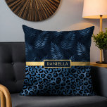 Cojín Decorativo Nombre floral tropical del brillo de impresión del<br><div class="desc">Los Cojines decorativos Blue Leopard Print Shimmer Tropical Floral Name presentan un elegante patrón de impresión de leopardo de chismes azules y negros y un patrón floral tropical con tu nombre personalizado en el centro en una banda dorada. Personalice editando el texto en los cuadros de texto. Diseñado por ©Evco...</div>