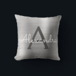 Cojín Decorativo Nombre inicial del monograma Metalizado cepillado<br><div class="desc">Relieve metalizado plateado De Lujo Cepillado Nombre Monograma Metalizado y Pillow Inicial. La almohada es el regalo perfecto para alguien que decora su habitación en plata.</div>