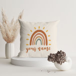 Cojín Decorativo Nombre personalizado Boho Earth Tone Rainbow Sun<br><div class="desc">La almohada Rainbow Sun del nombre personalizado Boho Earth Tone es una pieza única y elegante de decoración casera que combina elementos bohemios y terrenales con un sol arcoiris vibrante. Además del impactante gráfico, la almohada de lanzamiento también puede ser personalizada con tu propio nombre, convirtiéndola en una pieza realmente...</div>
