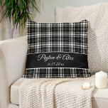 Cojín Decorativo Nombre personalizado Comprobación de búfalo blanco<br><div class="desc">Elegante funda de almohada con un diseño de manta/tartán de búfalo blanco y negro a cuadros,  personalizada con el nombre de una pareja y fecha de boda o cualquier texto que elija. Bonita decoración de granja.</div>