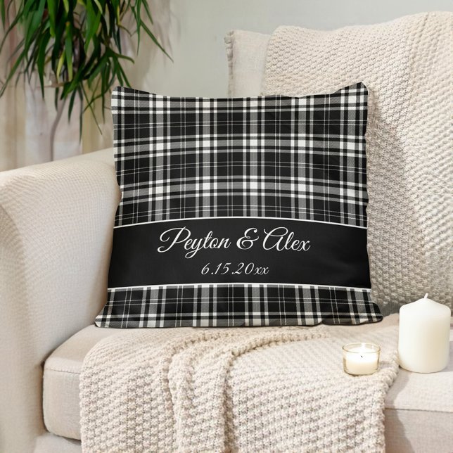 Cojín Decorativo Nombre personalizado Comprobación de búfalo blanco (Personalized names/established date black white checkered, buffalo plaid pillow)