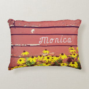 Cojín Decorativo Nombre personalizado con madera y flores rusticas
