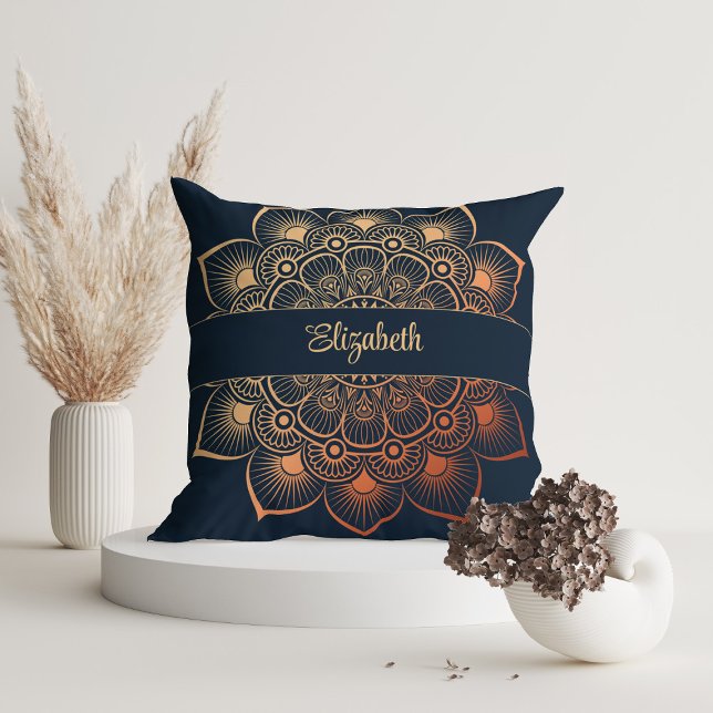 Cojín Decorativo Nombre personalizado de Mandala azul de la Marina  (Modern Navy Blue Mandala Custom Name Throw Pillow on white room with dry flowers.)