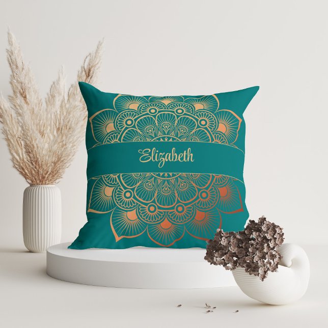 Cojín Decorativo Nombre personalizado de Mandala turquesa moderna (Modern Turquoise Mandala Custom Name Throw Pillow in a white room with dry flowers)