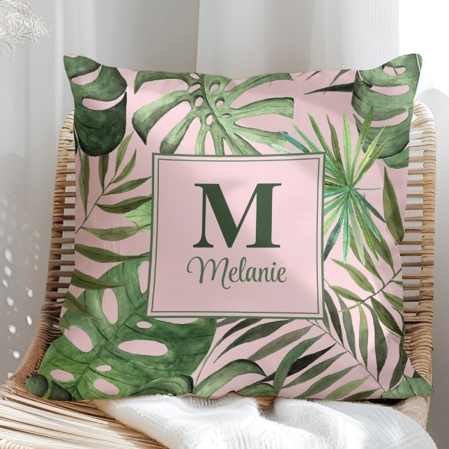 Cojín Decorativo Nombre personalizado de monstera tropical e inicia (Tropical Monstera Custom Name and Initial Throw Pillow in a sunny rattan armchair.)