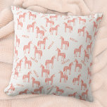 Cojín Decorativo Nombre personalizado de Unicornio rosa<br><div class="desc">Diseño único y divertido de unicornio rosa con el nombre de su hijo. Perfecto para una guardería o para un regalo para una ducha de bebé,  un chica de recién nacido o un cumpleaños para niños. Arte original de Nic Squirrell.</div>