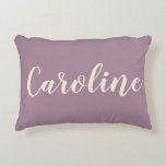 Cojín Decorativo Nombre personalizado Dusty Purple Script Minimalis<br><div class="desc">Agregue un toque personal a su espacio con esta elegante almohada de acento de nombre personalizado. Con un suave fondo morado y una tipografía de escritura elegante, esta almohada es perfecta para dormitorios, salones, dormitorios o viveros. Un regalo atento y único para cumpleaños, amas de casa o ocasiones especiales. Personalizar...</div>