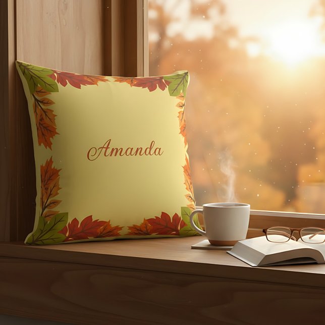 Cojín Decorativo Nombre personalizado El otoño deja Keepsake (Rustic fall leaves pillow for farmhouse décor and cozy autumn living room charm.)