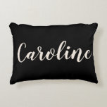Cojín Decorativo Nombre personalizado Elegante guión Minimalista ne<br><div class="desc">Agregue un toque personal a su espacio con esta elegante almohada de acento de nombre personalizado. Con un fondo negro clásico y una tipografía de escritura elegante, esta almohada es perfecta para dormitorios, salones, dormitorios o viveros. Un regalo atento y único para cumpleaños, amas de casa o ocasiones especiales. Personalizar...</div>