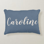 Cojín Decorativo Nombre personalizado en azul polvoriento Minimalis<br><div class="desc">Agrega un toque personal a tu espacio con esta elegante almohada de acento de nombre personalizado. Con un fondo azul suave y silenciado y tipografía de escritura estilizada, esta almohada es perfecta para dormitorios, salas de estar, residencias estudiantiles o habitaciones de bebé. Un regalo reflexivo y único para cumpleaños, inauguraciones...</div>