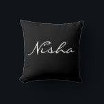 Cojín Decorativo Nombre personalizado en blanco y negro<br><div class="desc">almohadas de tiro modernas y elegantes. Personalízalo con el nombre de su elección. Cambie el color de fondo o déjelo negro.</div>