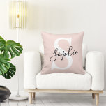 Cojín Decorativo Nombre personalizado moderno Monograma Pastel rosa<br><div class="desc">Nombre personalizado moderno Monograma Pastel rosa</div>