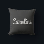 Cojín Decorativo Nombre personalizado Nombre de guión blanco negro<br><div class="desc">Esta almohada de lanzamiento de personalizable presenta un fondo negro con un nombre de escritura blanco elegante para un aspecto atemporal y moderno. Perfecto para añadir un toque personal a su espacio, dormitorio u oficina. Una gran idea de regalo para los amantes de la decoración minimalista con una estética atrevida...</div>