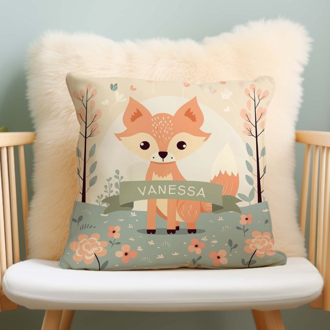 Cojín Decorativo Nombre personalizado Woodland Fox, Baby Girl Nurse (Woodland fox, baby girl nursery decor.)