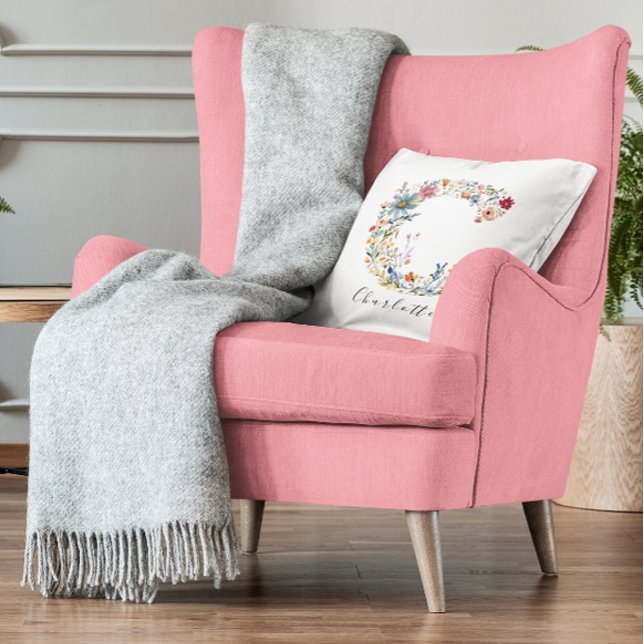 Cojín Decorativo Nombre personalizado y monograma floral 'C' (Subido por el creador)