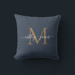 Cojín Decorativo Nombres de boda de monograma de oro elegante en az<br><div class="desc">Almohada chic con monograma y nombres en caligrafía elegante manuscrita en marfil y tipografía moderna en oro sobre fondo azul oscuro. Simplemente agregue sus nombres y monograma. Diseñado exclusivamente para usted por Happy Dolphin Studio. Si necesita ayuda o productos coincidentes, por favor contáctenos en happydolphinstudio@outlook.com. Estamos encantados de ayudarlo a...</div>