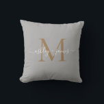 Cojín Decorativo Nombres de boda de monograma de oro elegante en gr<br><div class="desc">Almohada chic con monograma y nombres en elegante letra manuscrita caligráfica blanca y tipografía moderna dorada en fondo gris. Simplemente añade tus nombres y monograma. Diseñado exclusivamente para ti por Happy Dolphin Studio. Si necesitas ayuda o productos a juego, por favor contáctanos en happydolphinstudio@outlook.com. Estamos encantados de ayudarte a hacer...</div>