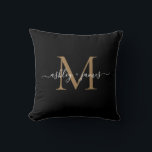 Cojín Decorativo Nombres de boda de monograma negro elegante escrit<br><div class="desc">Almohada de recuerdo con monograma chic con sus nombres y monograma en blanco elegante escritura a mano caligrafía y tipografía moderna dorada sobre fondo negro. Simplemente agregue sus nombres y monograma. Diseñado exclusivamente para usted por Happy Dolphin Studio. Si necesita ayuda o productos coincidentes, por favor contáctenos en happydolphinstudio@outlook.com. Estamos...</div>