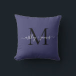 Cojín Decorativo Nombres de boda elegantes monograma azul marino<br><div class="desc">Almohada elegante con monograma y nombres bordados en blanco con caligrafía manuscrita elegante y tipografía moderna negra sobre fondo azul marino. Simplemente agregue sus nombres y monograma. Diseñado exclusivamente para usted por Happy Dolphin Studio. Si necesita ayuda o productos coincidentes, por favor contáctenos en happydolphinstudio@outlook.com. Estamos encantados de ayudarlo a...</div>