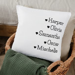 Cojín decorativo Nombres de nietos personalizados<br><div class="desc">Celebra la familia con esta elegante almohada de lanzamiento de personalizado con los nombres de tus queridos nietos, cada una con un dulce ícono del corazón. Un regalo perfecto para la abuela, el abuelo, o ambos... este placer personalizado le aporta calor y amor a cualquier hogar. Ya sea por cumpleaños,...</div>