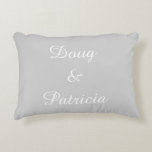 Cojín Decorativo Nombres de parejas personalizados<br><div class="desc">Nombres de parejas personalizadas en blanco y gris</div>