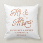 Cojín Decorativo Nombres del personalizado de Sr. y de señora Faux<br><div class="desc">La almohada de tiro blanca con Sr. y la señora en los tonos de cobre impresos,  haciendo para los regalos preciosos para nuevamente se casa.</div>