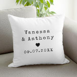 Cojín Decorativo Nombres personalizados y Aniversario del Boda de f<br><div class="desc">Crea tu propio regalo de aniversario de bodas personalizado con nombres personalizados y fecha en tipografía de máquina de escribir.</div>
