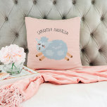Cojín Decorativo Nombro De Oveja Rosa Y Niño De Belleza Moderna Pas<br><div class="desc">Nombro De Oveja Rosa Y Niño De Belleza Moderna Pastel</div>