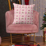 Cojín Decorativo Novia costera boota a Navidades rosados campera mo<br><div class="desc">Patrón con ilustraciones de un rv rosa con árbol de Navidad atado a lo alto,  casa moderna rosa de medio siglo,  palmeras,  botas de vaquero y estrellas. El fondo es rosa claro.</div>