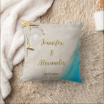 Cojín Decorativo Novia y novio de playa en el océano tropical en bo<br><div class="desc">Novia y novio de playa en el océano tropical,  almohada de lanzamiento para boda. Puedes agregar tus propios nombres y fecha.</div>