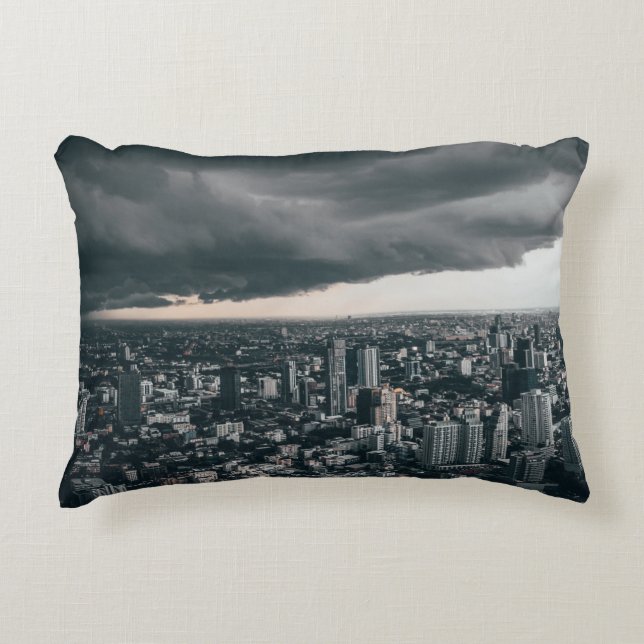 COJÍN DECORATIVO NUBE OSCURA SOBRE EDIFICIOS DE LA CIUDAD (Anverso)