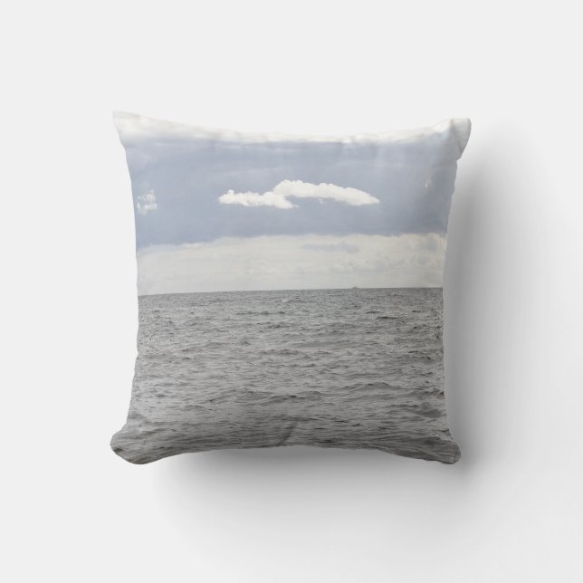 Cojín Decorativo nubes blancas sobre el mar gris (Anverso)