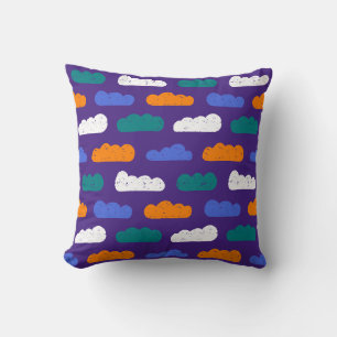 Cojín Decorativo Nubes de Crayon texturizadas sobre púrpura real