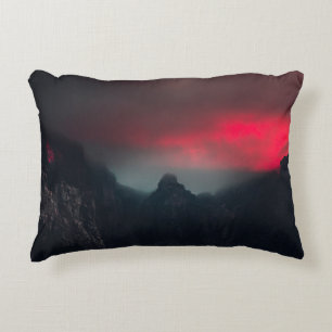 Cojín Decorativo Nubes, niebla y montañas ardiendo