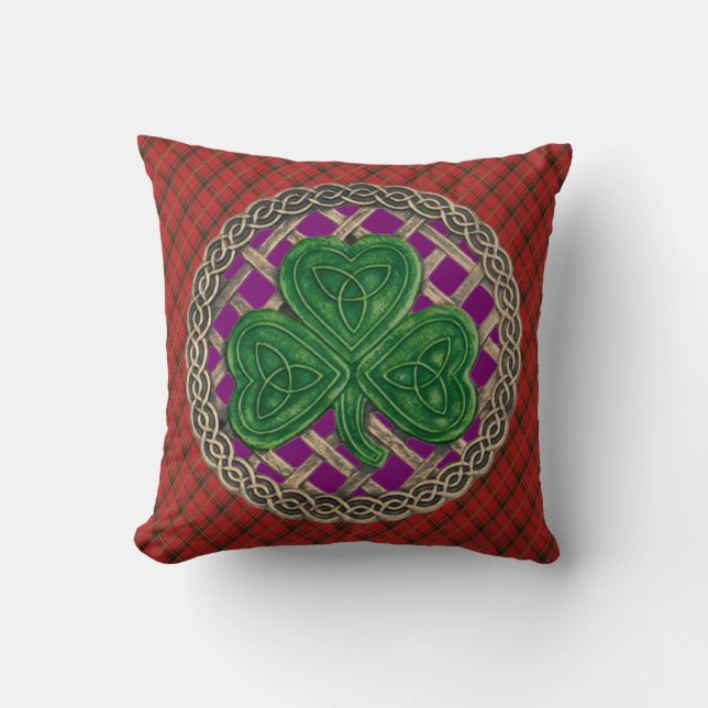 Cojín Decorativo Nudos Celtas De Shamrock Púrpura En Platos Rojos (Anverso)