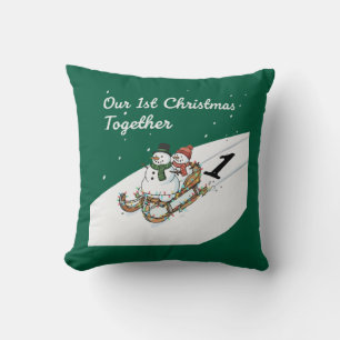 Cojín Decorativo Nuestra 1ª Navidad Juntos   Adorable Pareja de Muñ