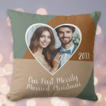 Cojín Decorativo Nuestra primera foto de Personalizado de Navidades<br><div class="desc">Esta almohada personalizada es la manera perfecta de celebrar a sus primeros Navidades casados con su foto personalizada favorita dentro de un corazón para un recuerdo atemporal en los años venideros.</div>