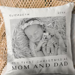 Cojín Decorativo Nuestra primera Navidad como mamá y papá Moda mode<br><div class="desc">El diseño está compuesto por una tipografía moderna de moda con fuentes sans serif y serif. Añadir una foto personalizado del bebé y del año.</div>